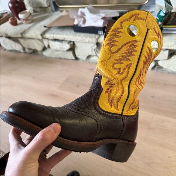 Like New Genuine Leather Ariat Western Boots Men’s size 8.5 in Yellow + Brown - Picture 3 of 11